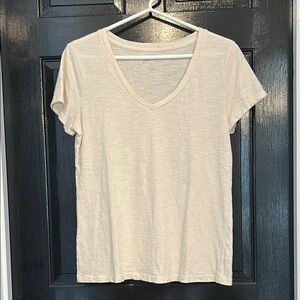 Universal Thread Target Tan Cream V-Neck T-Shirt Size Medium